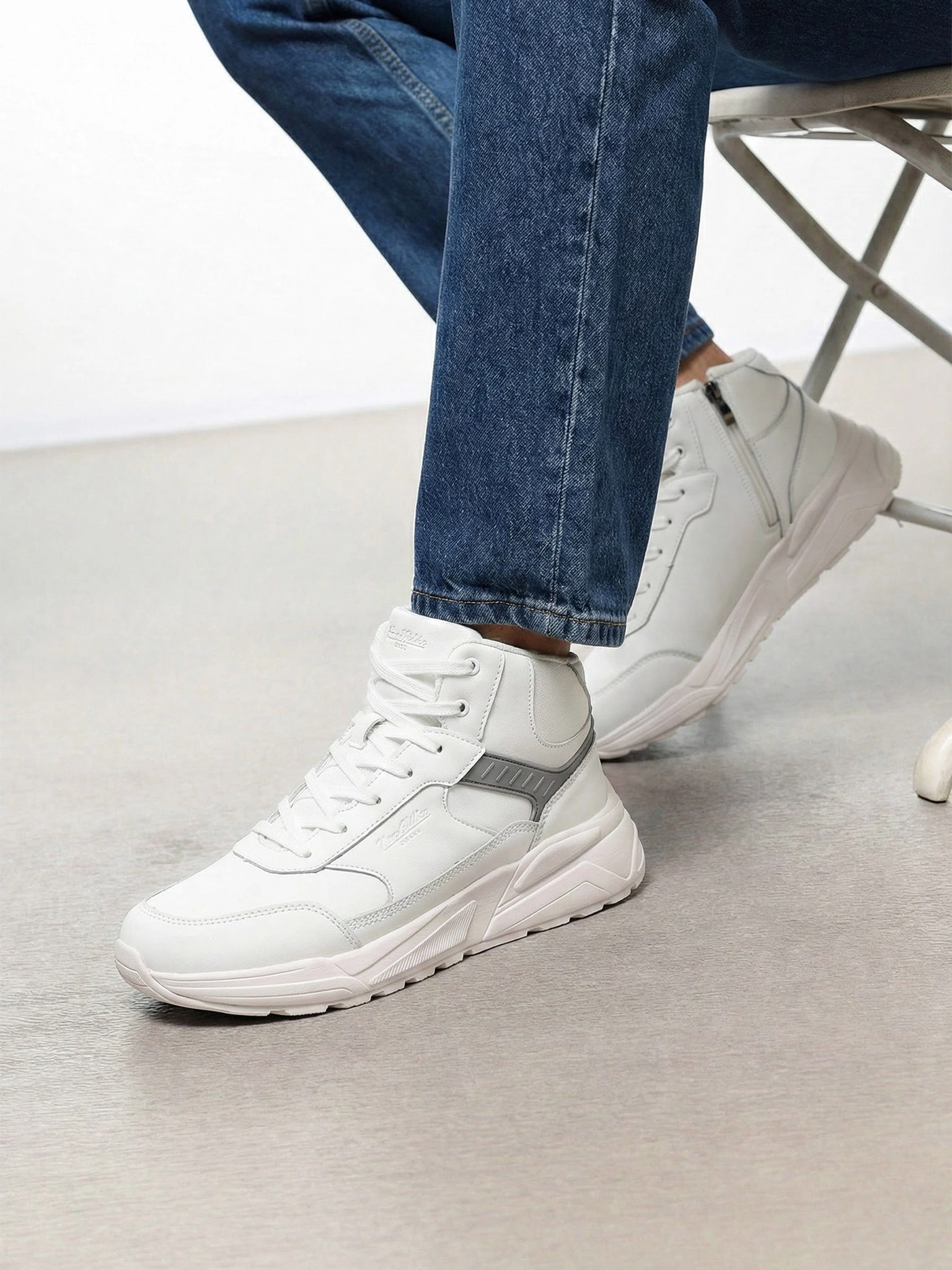 Кроссовки белого цвета на средней объемной подошве